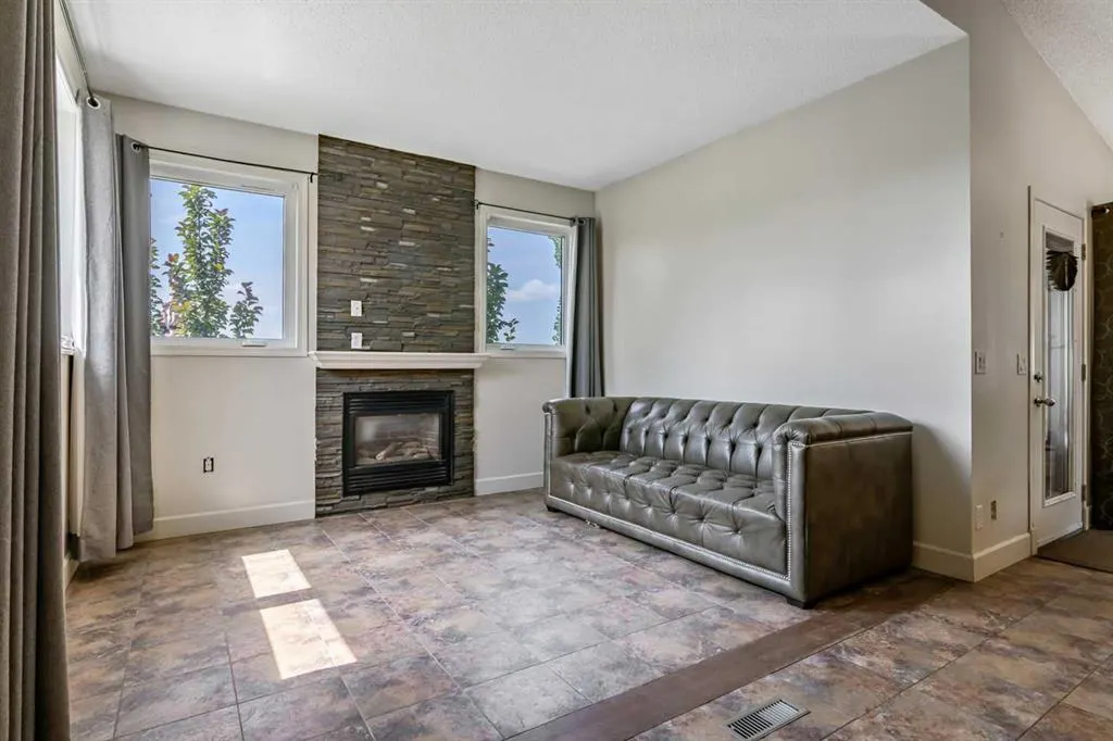 443 Riverside Green NW