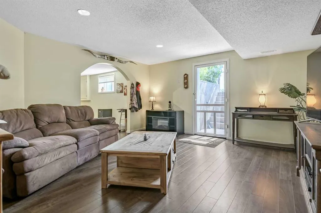 443 Riverside Green NW