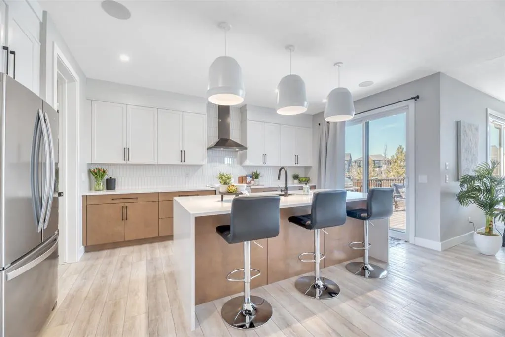 6 Legacy Woods Crescent SE