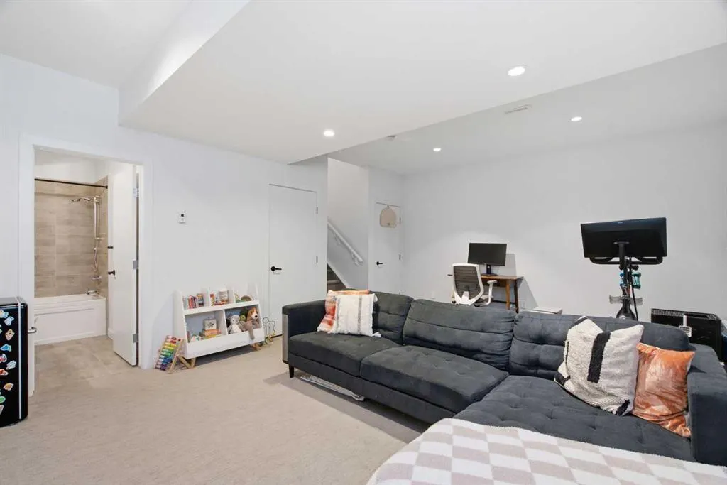 4733 17 Avenue NW #2