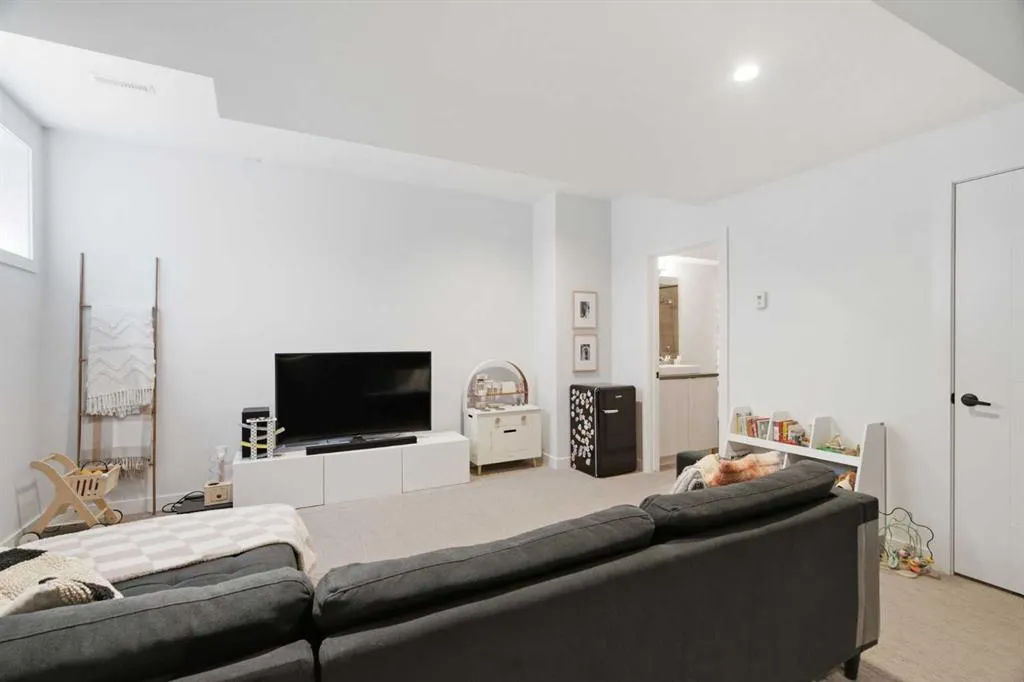 4733 17 Avenue NW #2