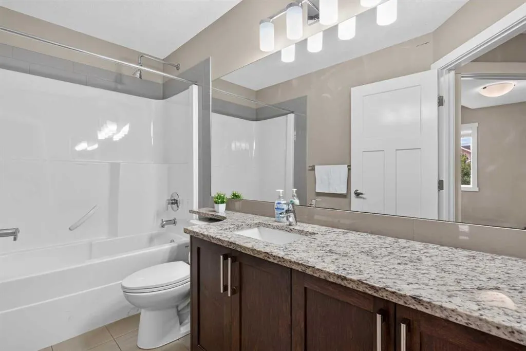 558 Evanston Manor NW