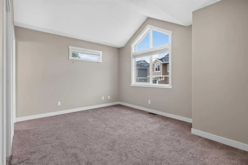 558 Evanston Manor NW