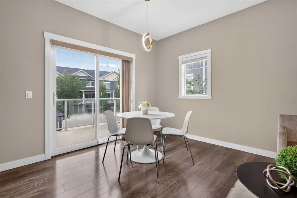 558 Evanston Manor NW