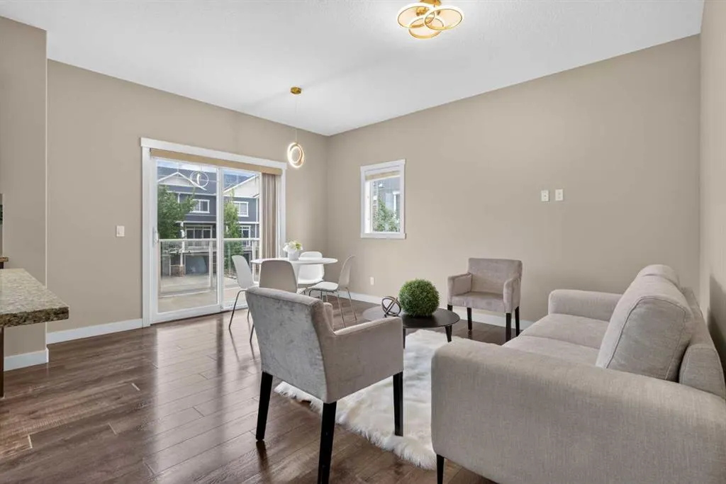 558 Evanston Manor NW
