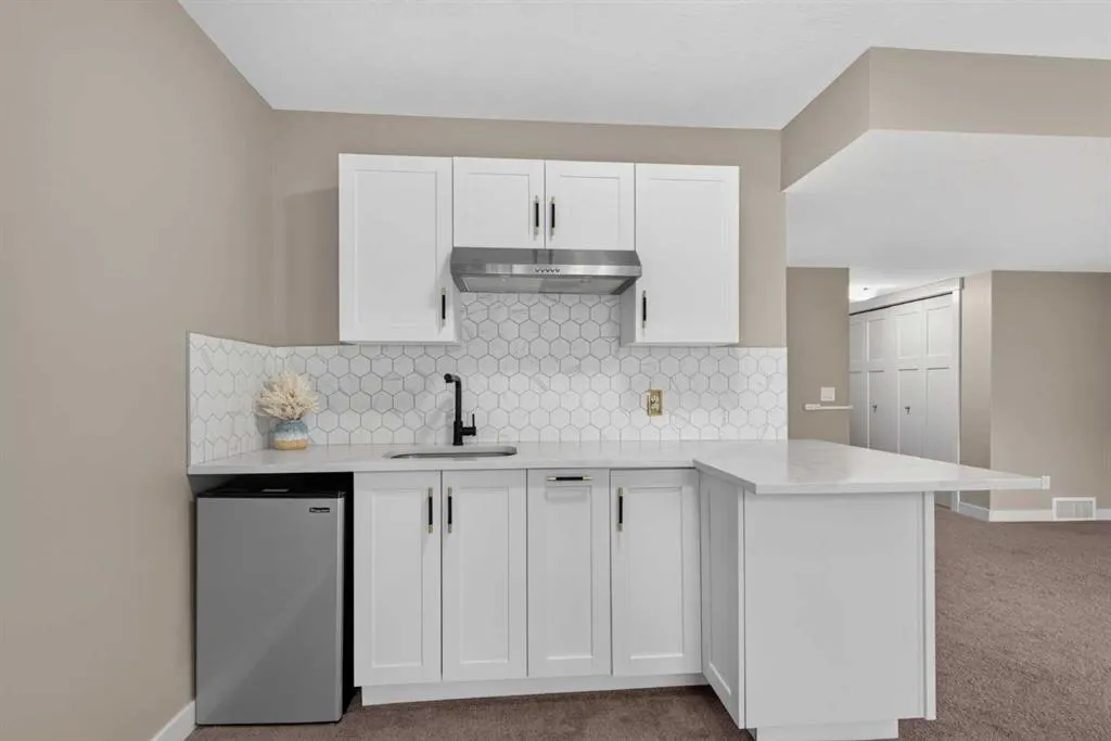 558 Evanston Manor NW