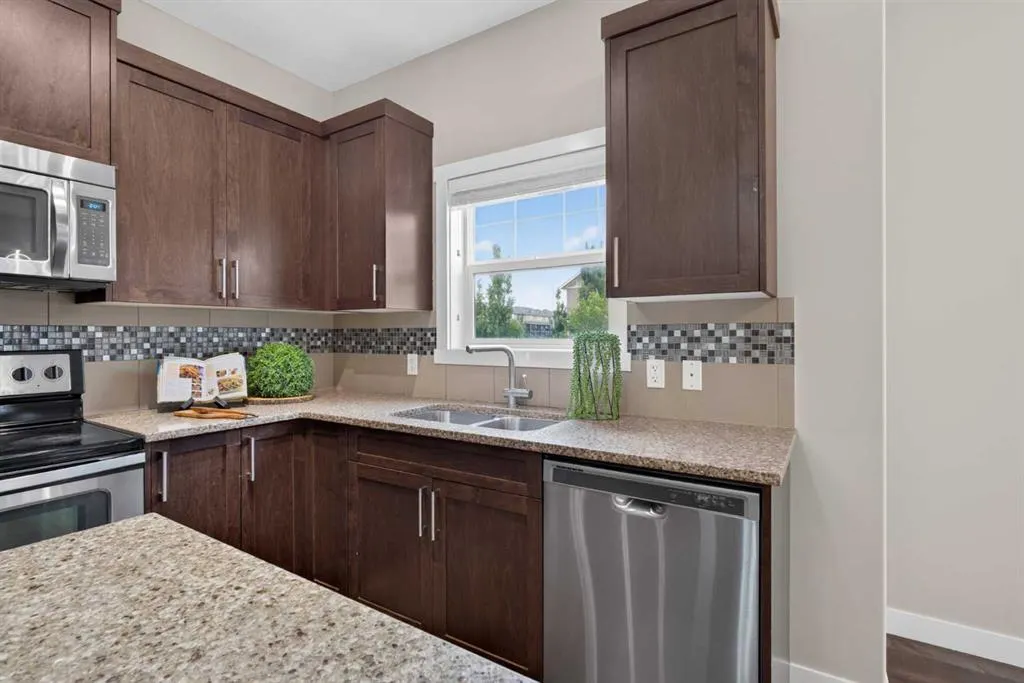 558 Evanston Manor NW