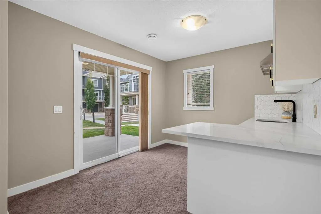 558 Evanston Manor NW
