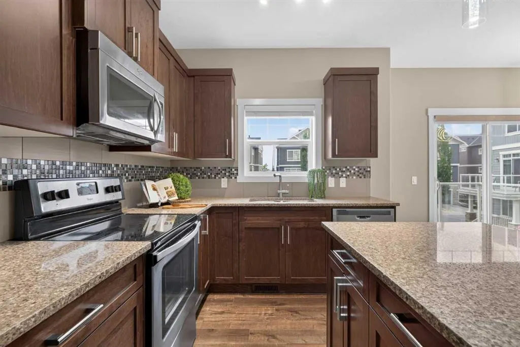 558 Evanston Manor NW