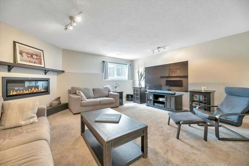 156 Aspen Creek Crescent