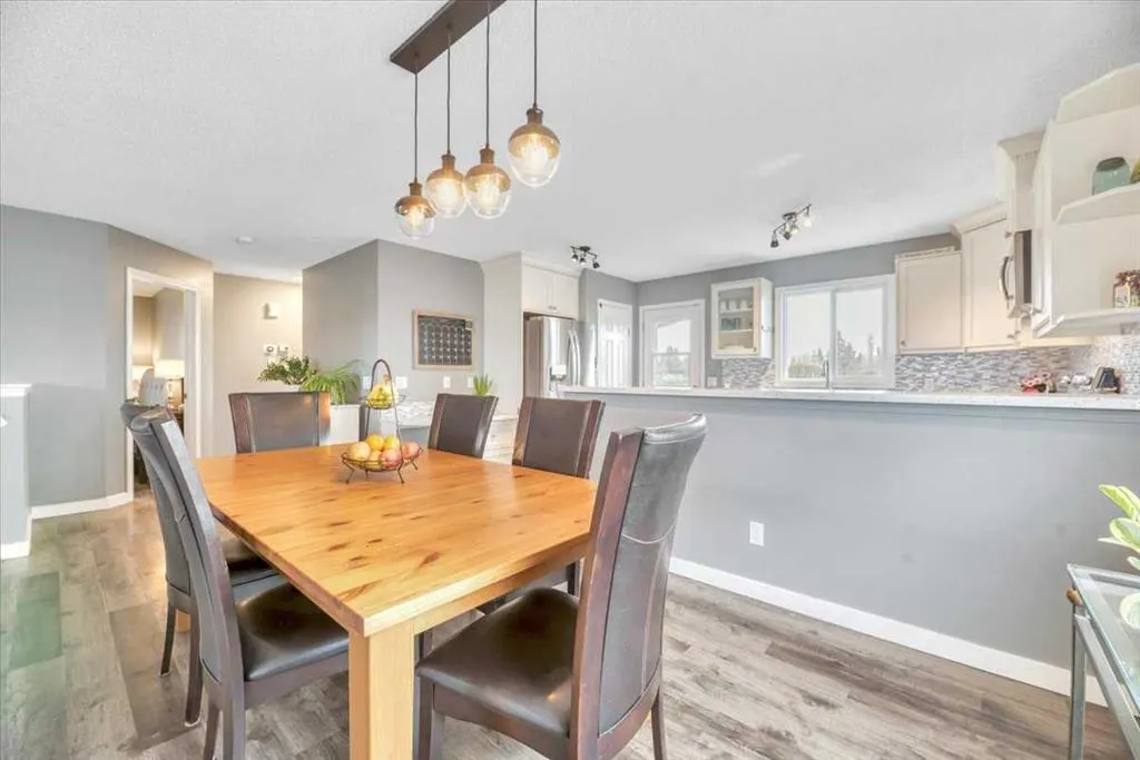 156 Aspen Creek Crescent