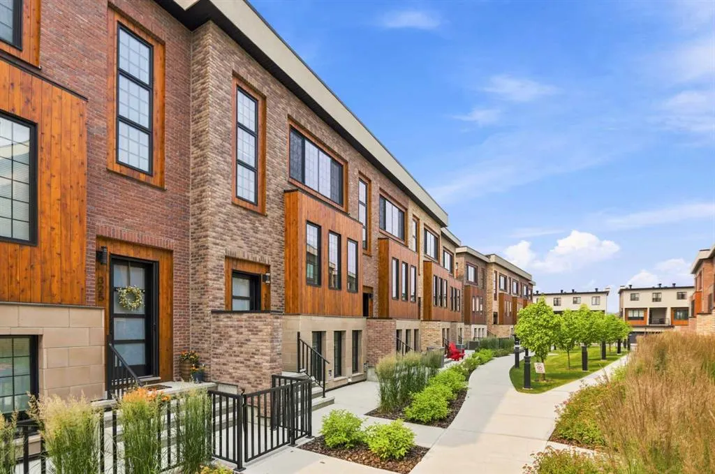 81 Greenbriar Place NW #323