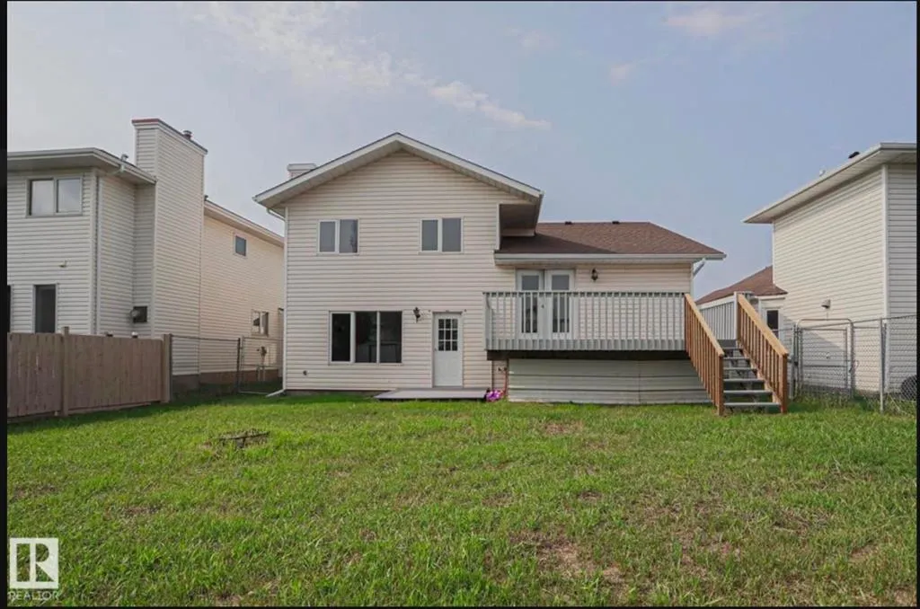 1028 James Crescent NW
