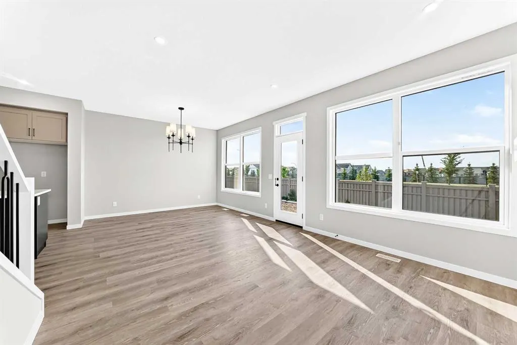 99 Mercado Crescent SE