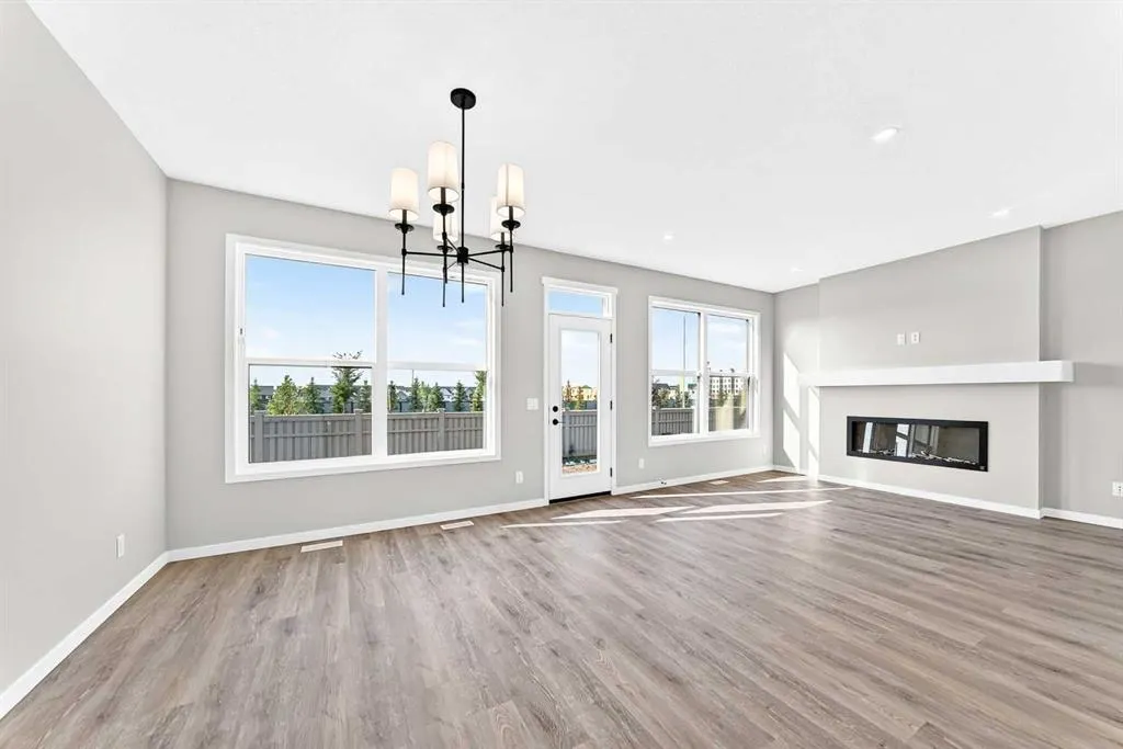 99 Mercado Crescent SE