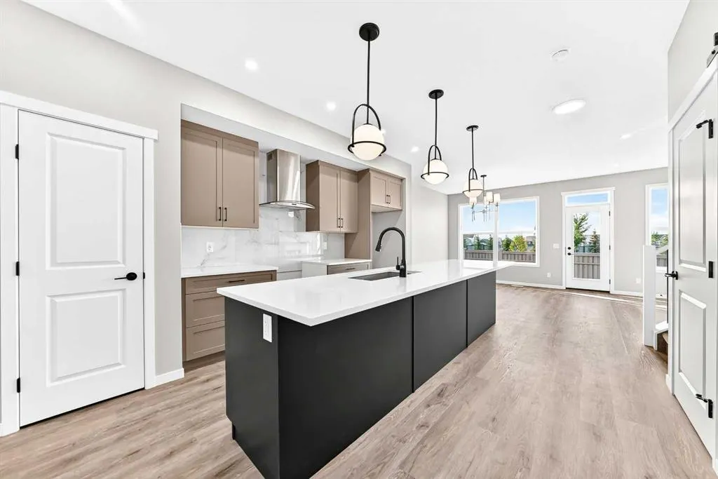 99 Mercado Crescent SE