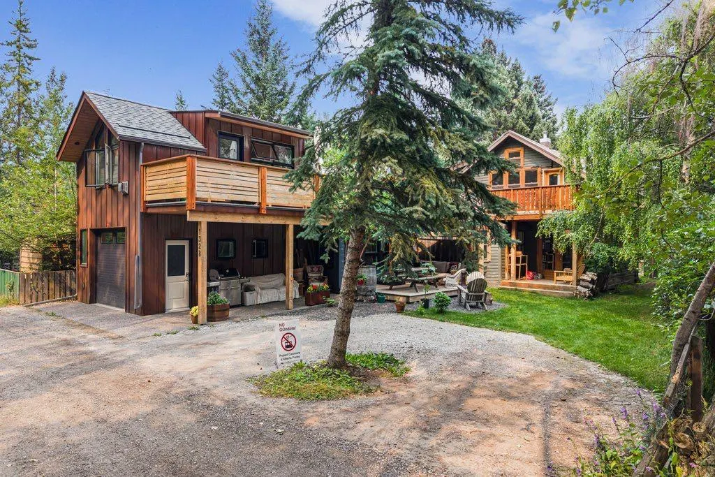 132 Rundle Crescent #A and B