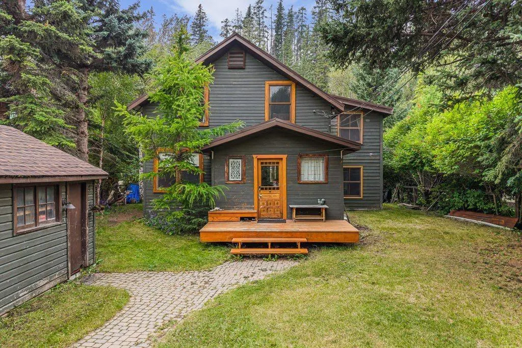 132 Rundle Crescent #A and B