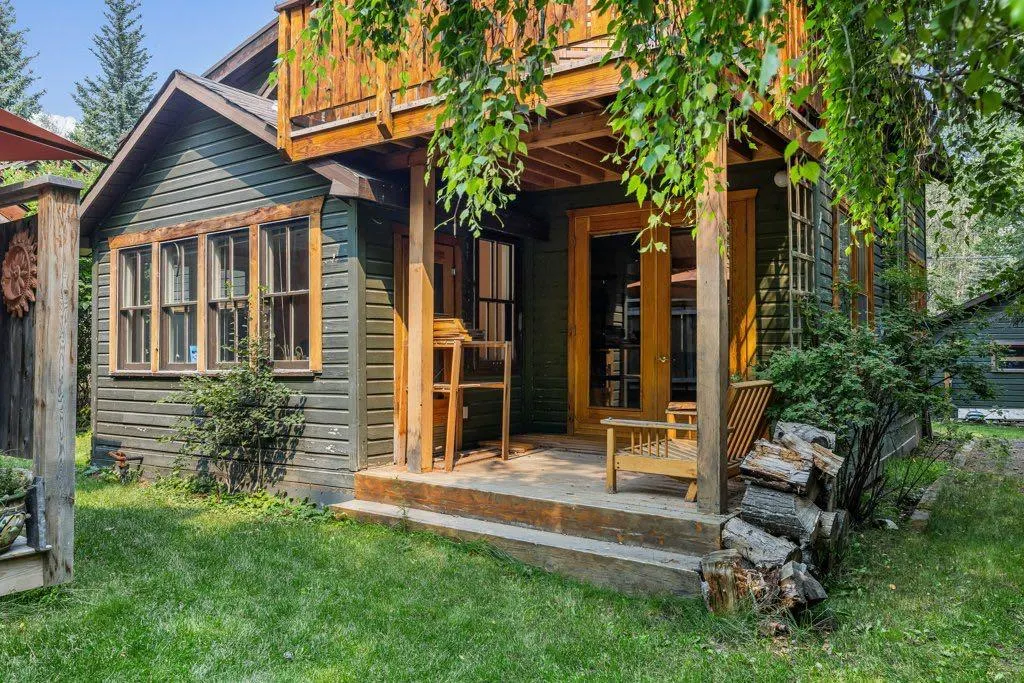132 Rundle Crescent #A and B