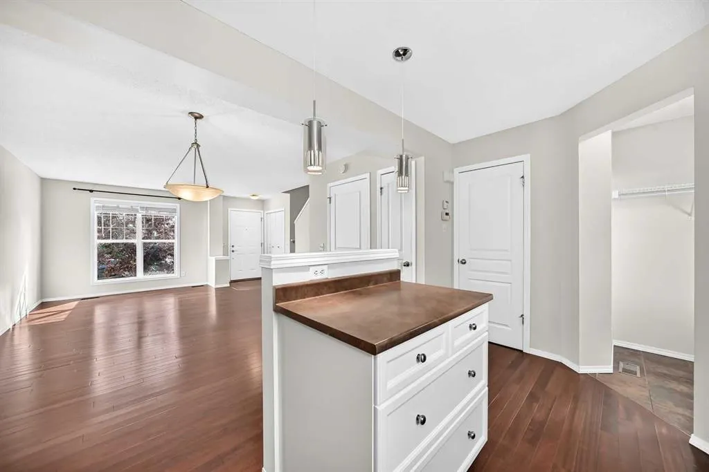 321 Elgin Point SE
