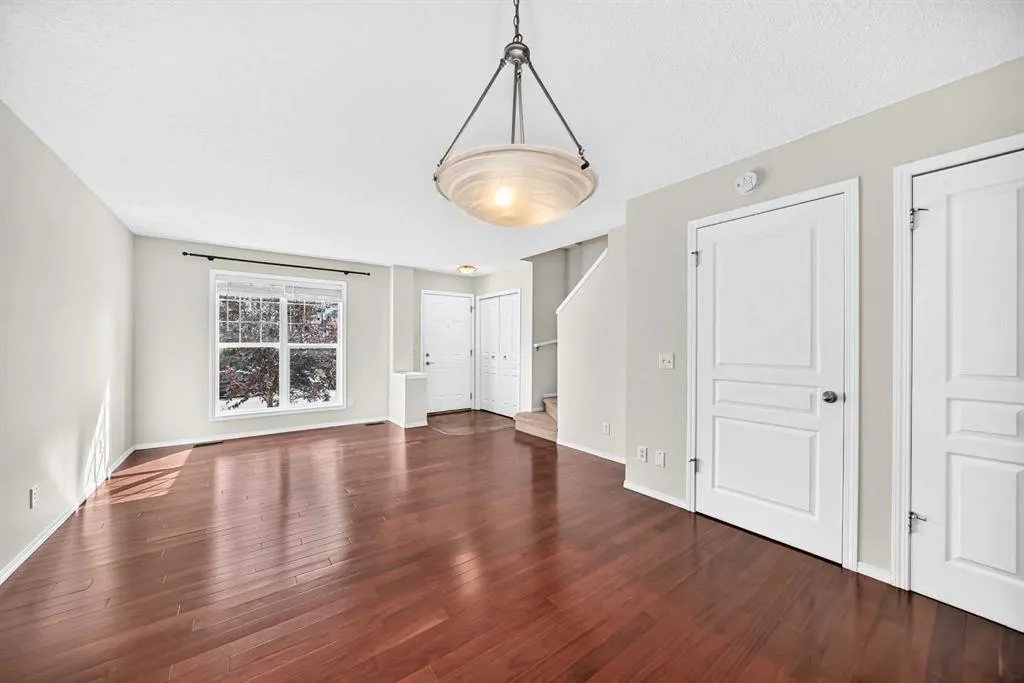 321 Elgin Point SE