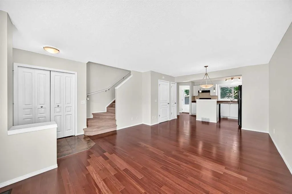 321 Elgin Point SE