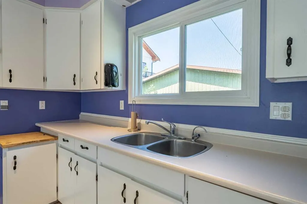 106 Elma Street W