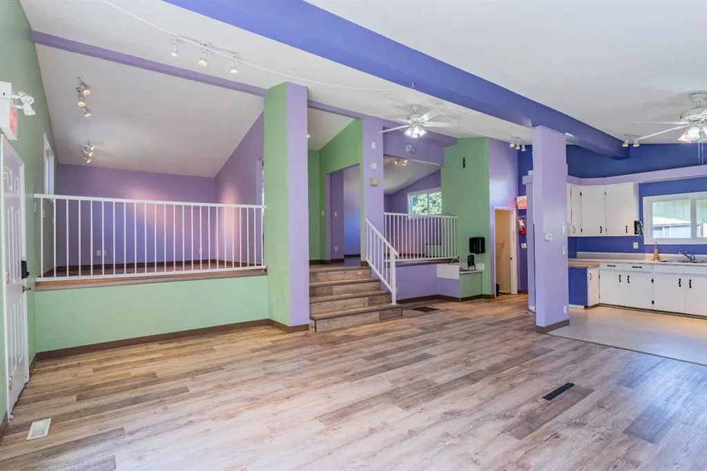 106 Elma Street W