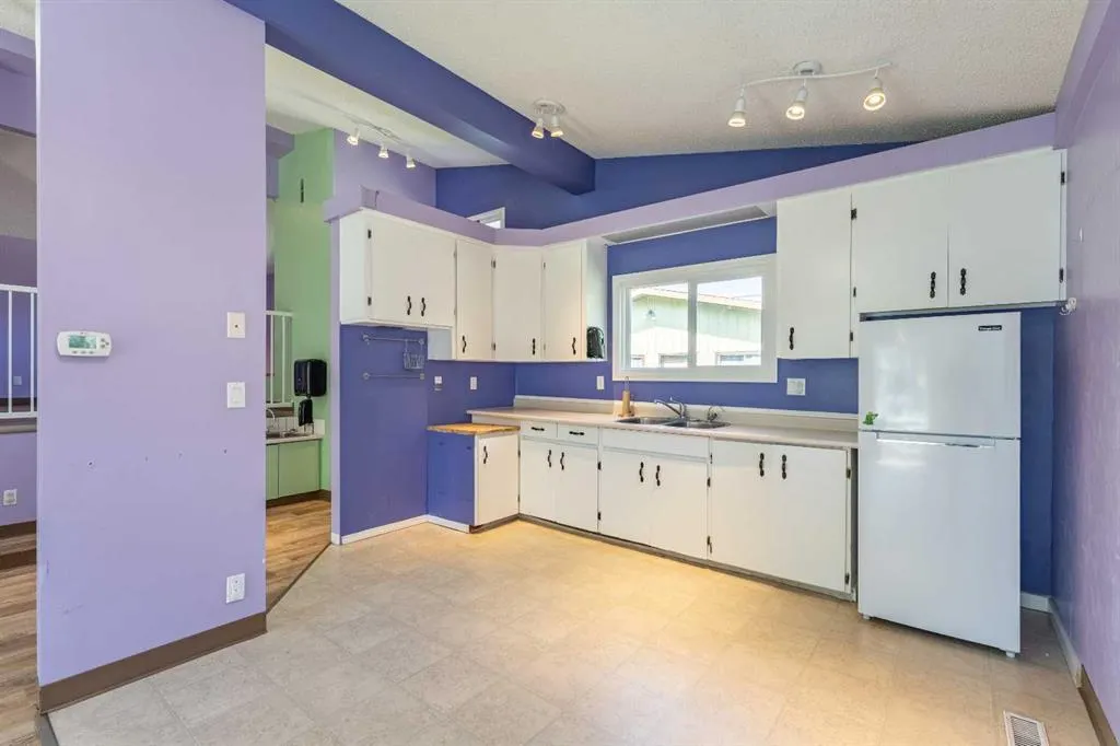106 Elma Street W