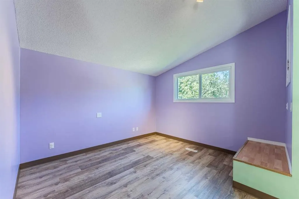 106 Elma Street W