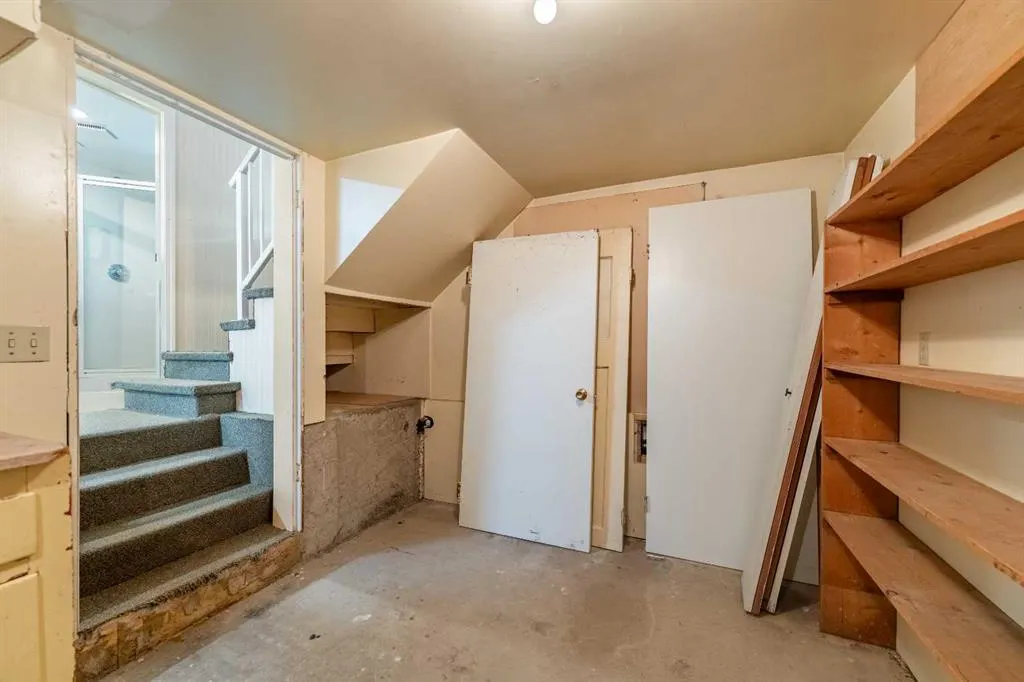 106 Elma Street W