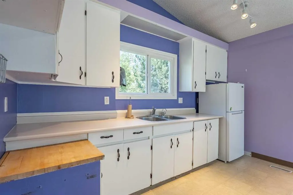 106 Elma Street W