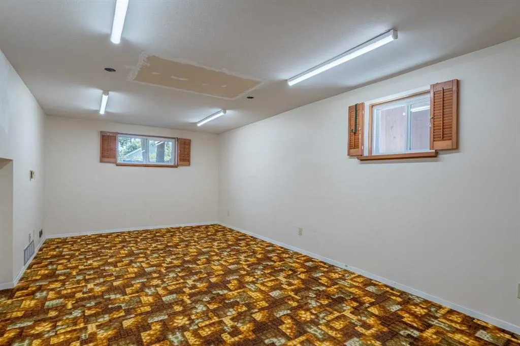 106 Elma Street W