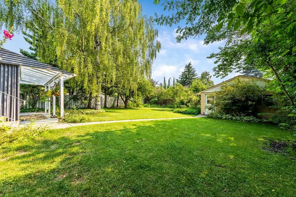 2011 Palliser Drive SW