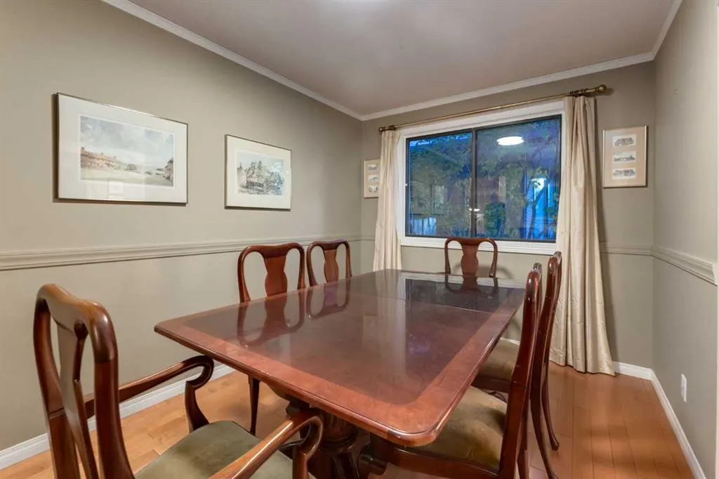 544 BROOKMERE Crescent SW