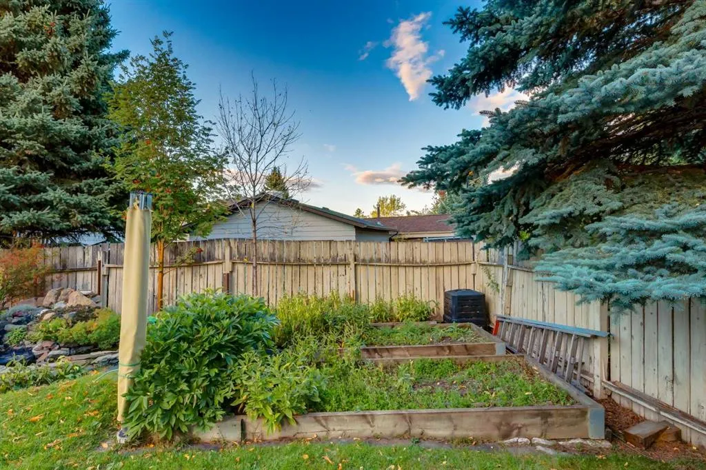 544 BROOKMERE Crescent SW