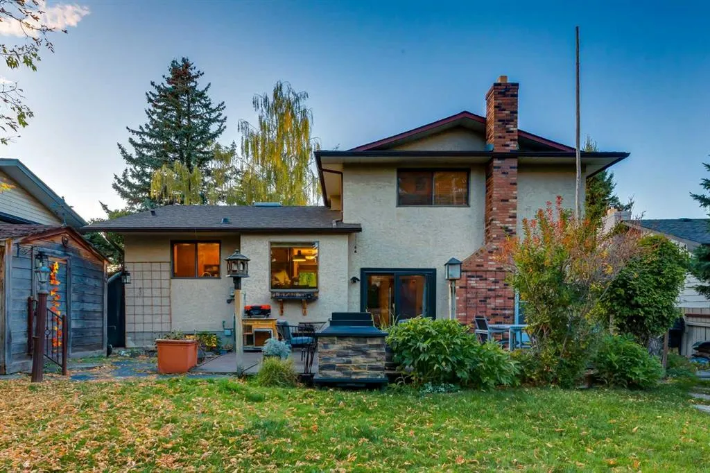 544 BROOKMERE Crescent SW