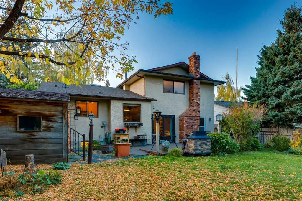 544 BROOKMERE Crescent SW
