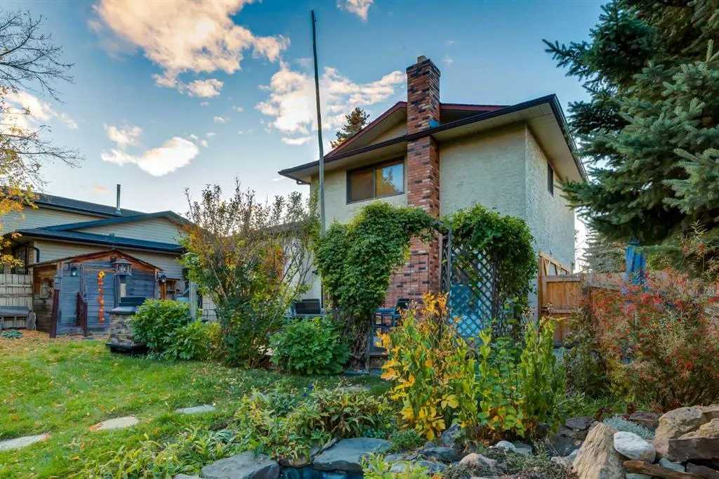 544 BROOKMERE Crescent SW