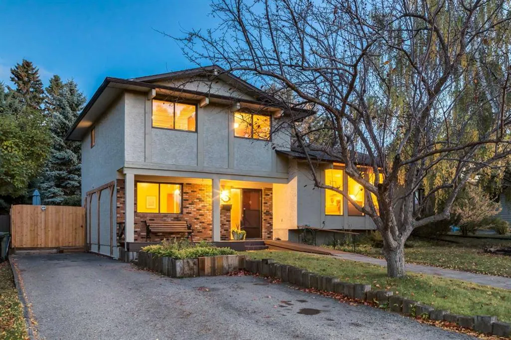 544 BROOKMERE Crescent SW