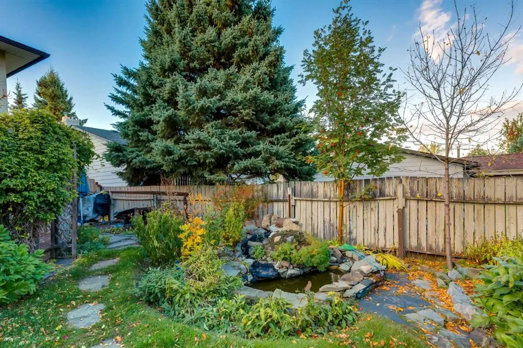 544 BROOKMERE Crescent SW