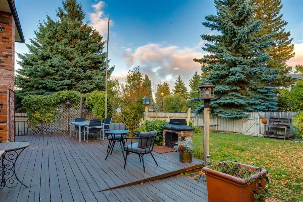544 BROOKMERE Crescent SW