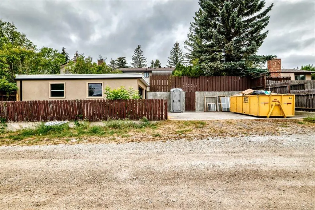 307 Silverthorn Way NW