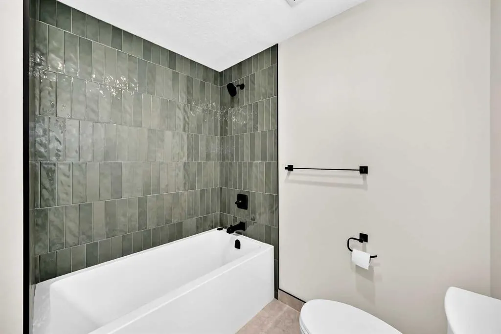 307 Silverthorn Way NW