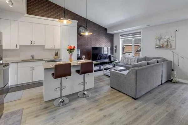 214 Livingston Common NE