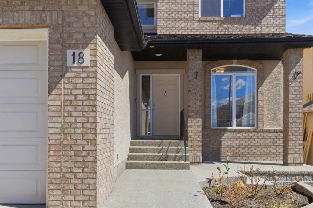 18 Royal Crest Way NW