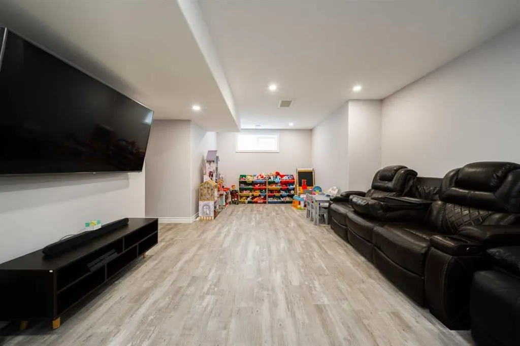 521 Walnut Crescent