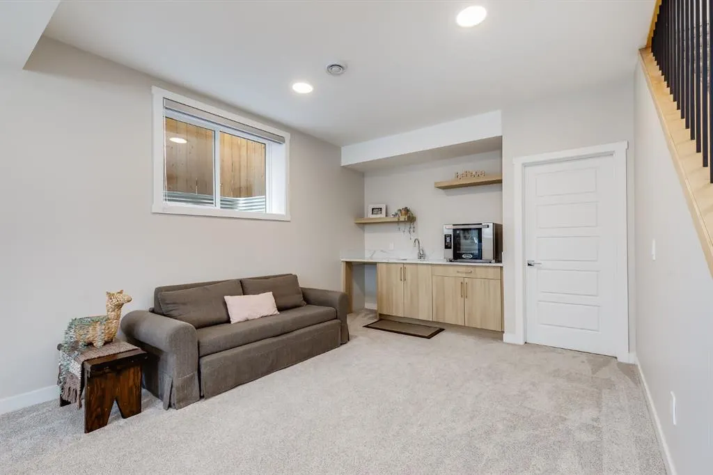 315 Monterey Place SE