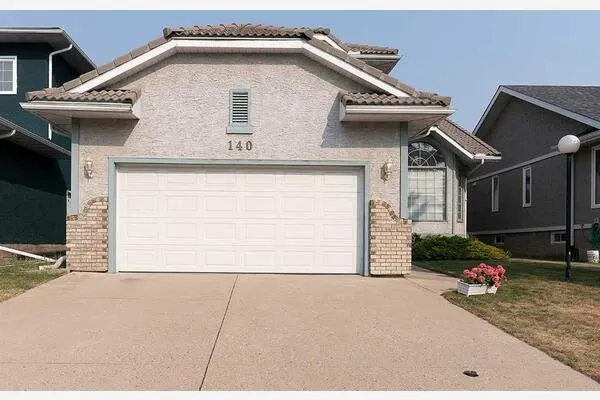 140 Santana Mews NW