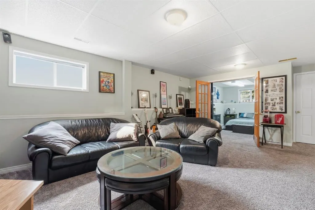 76 Crystalridge Crescent